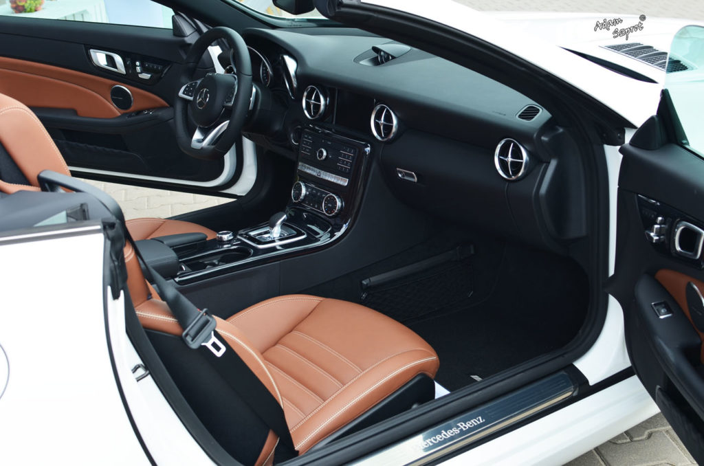 Dzień z Mercedesem - Mercedes-Benz SLC300, wnętrze mercedesa slc, slk, mercedes test, opis mercedesa slc, blog motoryzacyjny, blog o samochodoach, opisy super auta, podóże z motoryzacją, blog.