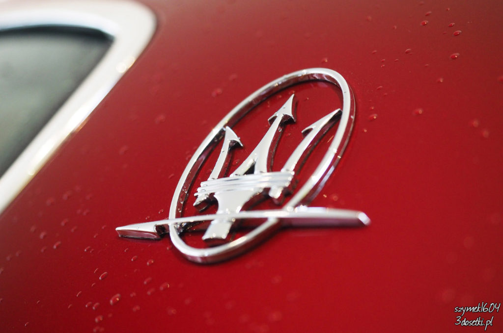 Logo Maserati na witrynie opisującej ekscytującą motoryzację