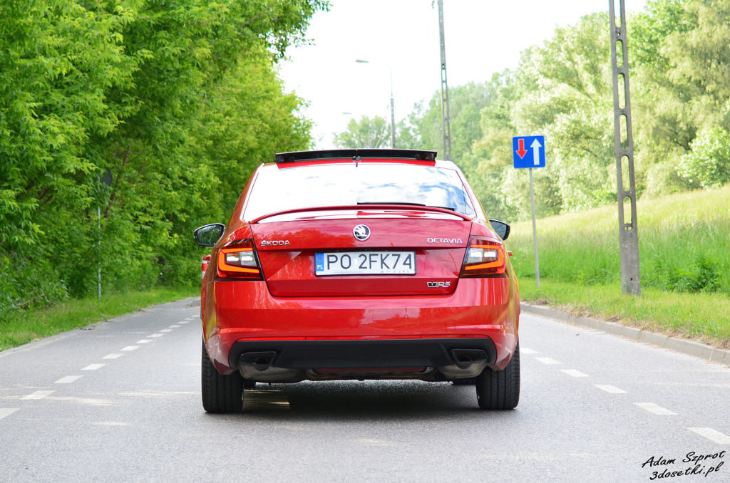 Skoda Octavia RS 245 widziana z tyłu