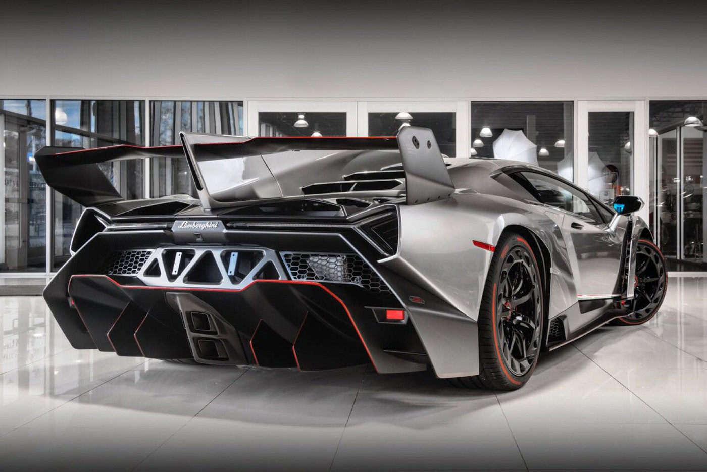 Tył Lamborghini Veneno Coupe wystawionego na sprzedaż