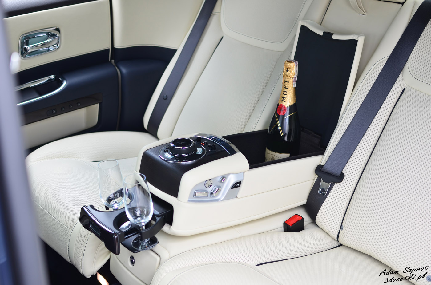 Miejsce na szampana w Rolls-Royce Ghost EWB