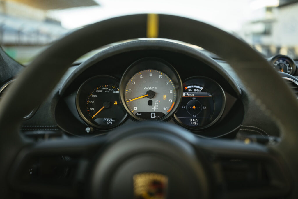 Wnętrze Porsche Cayman GT4 RS